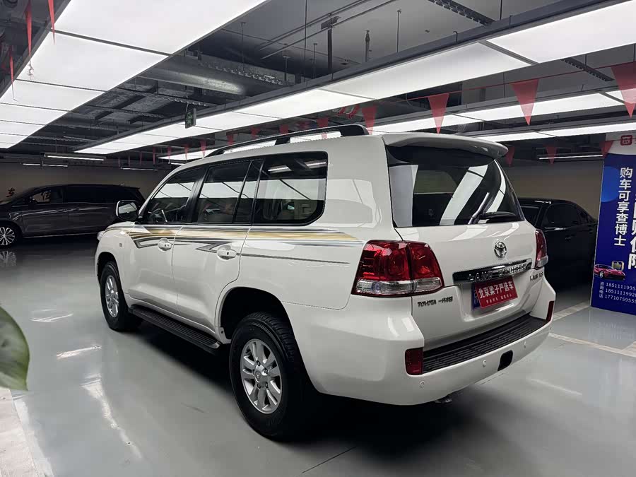 Toyota Land Cruiser 2010 car image #21