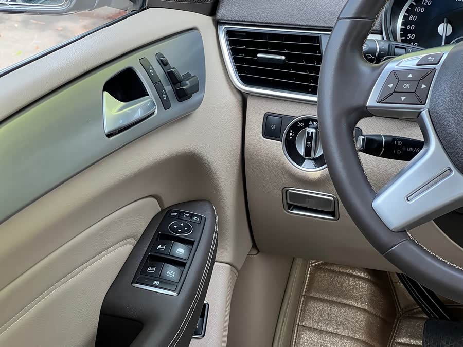 Mercedes-Benz M Class 2015 car image #21