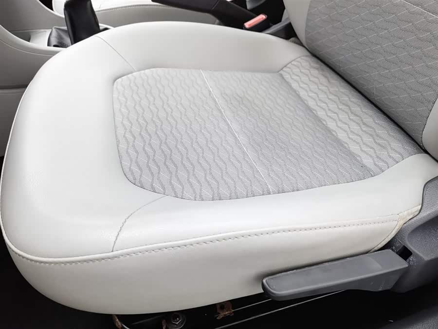 Skoda Rapid 2017 car image #21