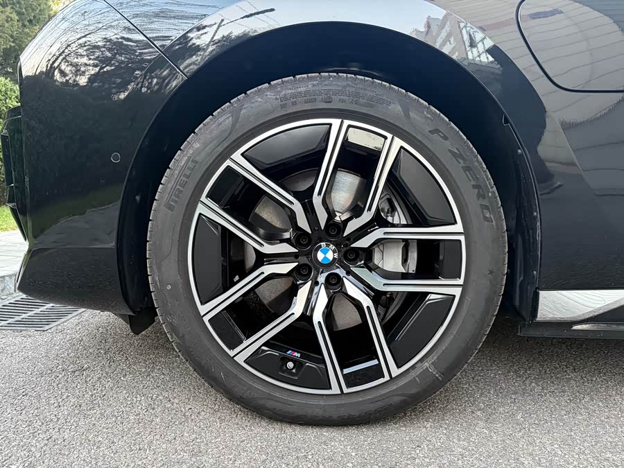 BMW i7 2024 car image #21