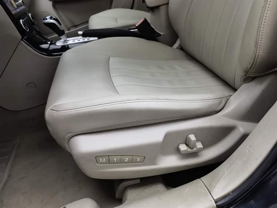 2012 car image #21
