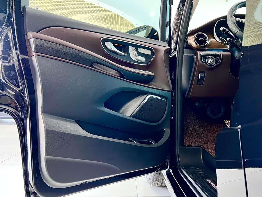 Mercedes-Benz V Class 2023 immagine di auto #21