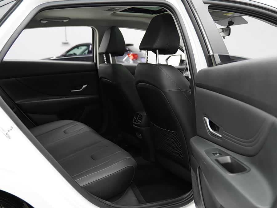 Hyundai Elantra 2022 immagine di auto #21