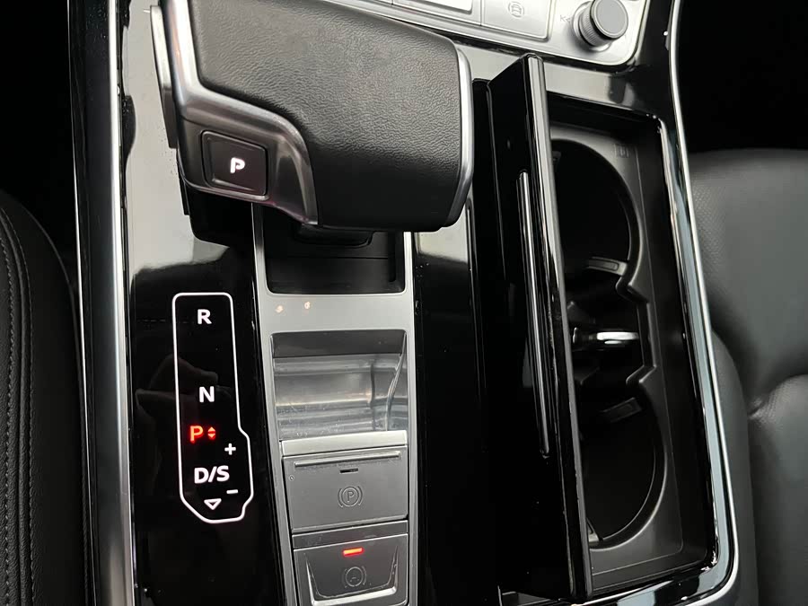 Audi Q8 2022 car image #21