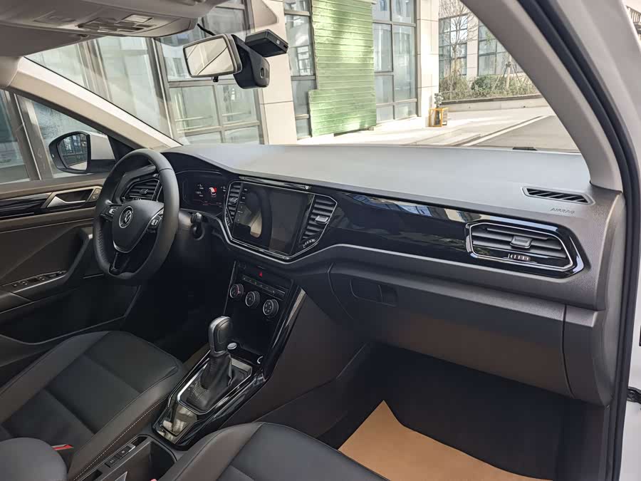 Volkswagen T-Roc 2022 car image #21