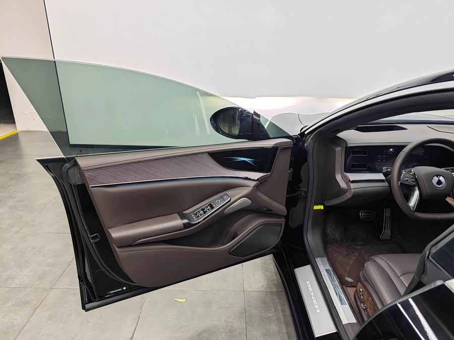 Denza Z9 2024 #21 Denza Z9 2024 car image #21