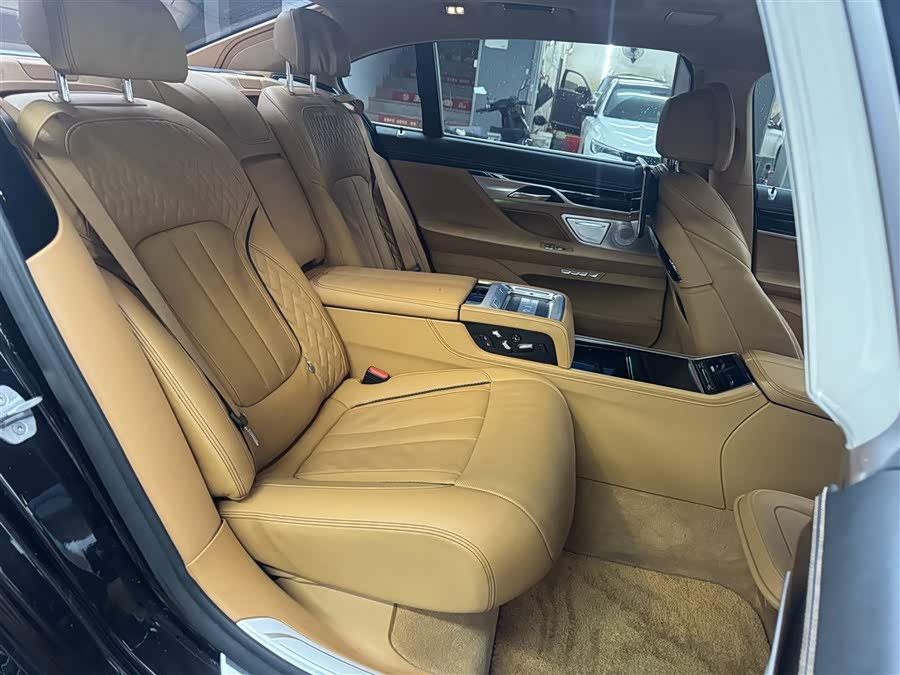 BMW 7 Series 2017 car image #21