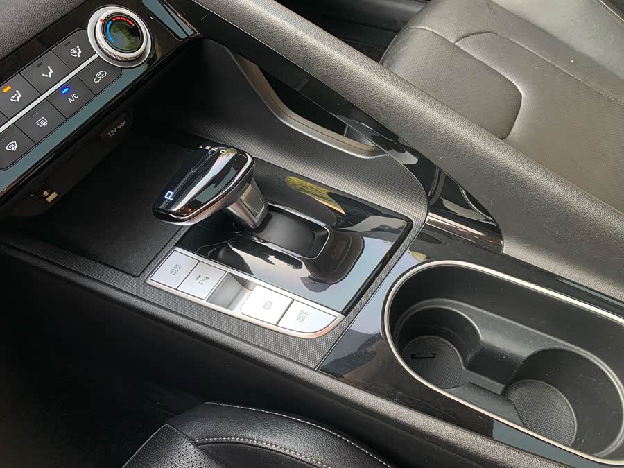 Hyundai Elantra 2020 immagine di auto #21
