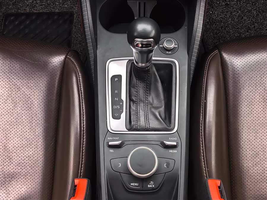 Audi Q2L 2018 car image #21