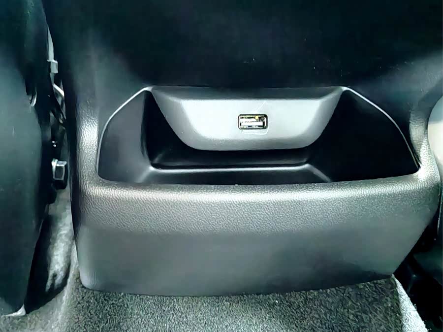 Roewe i5 car image #21