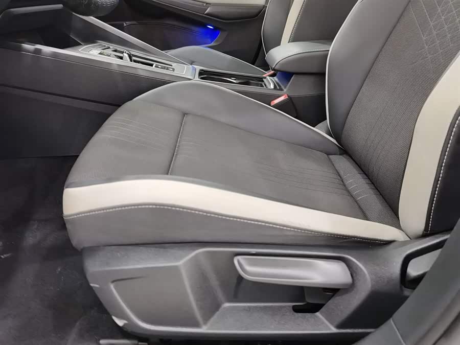 Volkswagen Golf 2021 car image #21