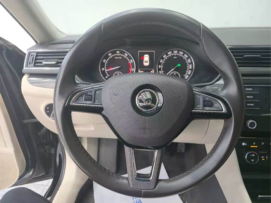 Skoda Superb 2016 car image #21