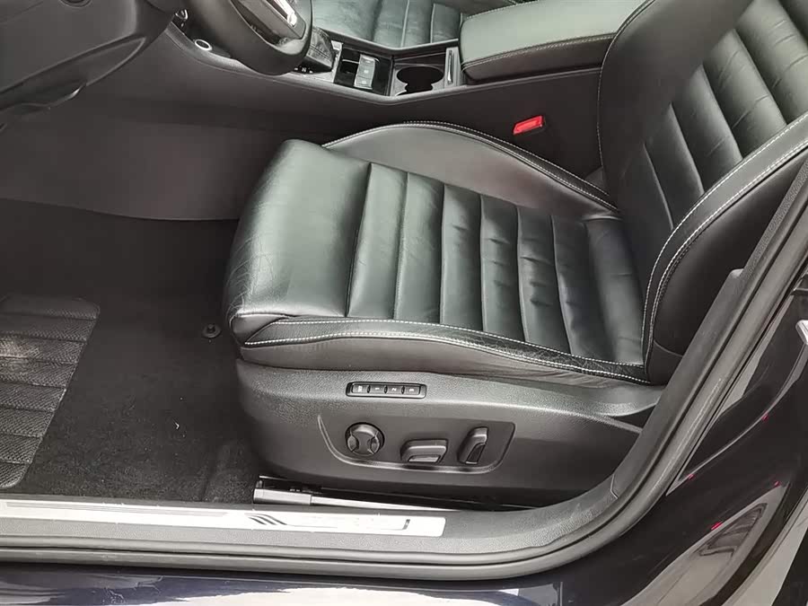 Skoda Superb 2018 car image #21