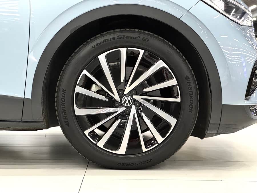 Volkswagen ID.4 X 2023 car image #21