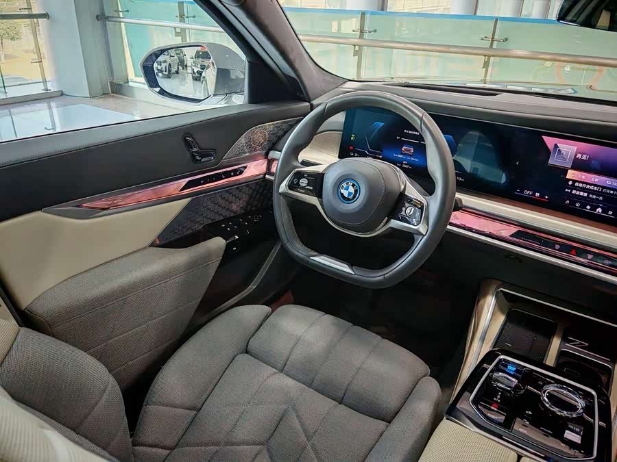 BMW i7 2022 car image #21