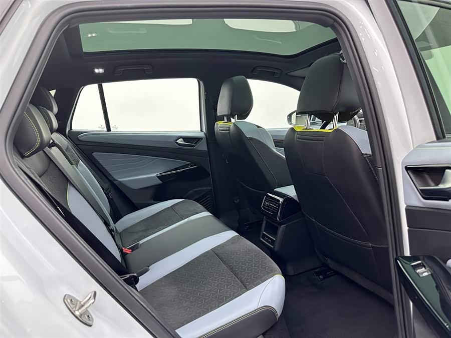 Volkswagen ID.4 X 2022 immagine di auto #21