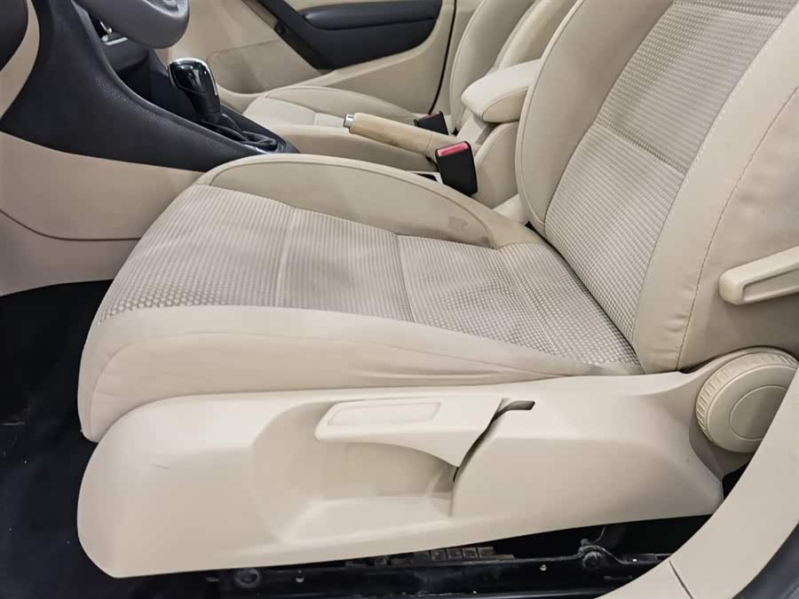 Volkswagen Golf 2011 car image #21