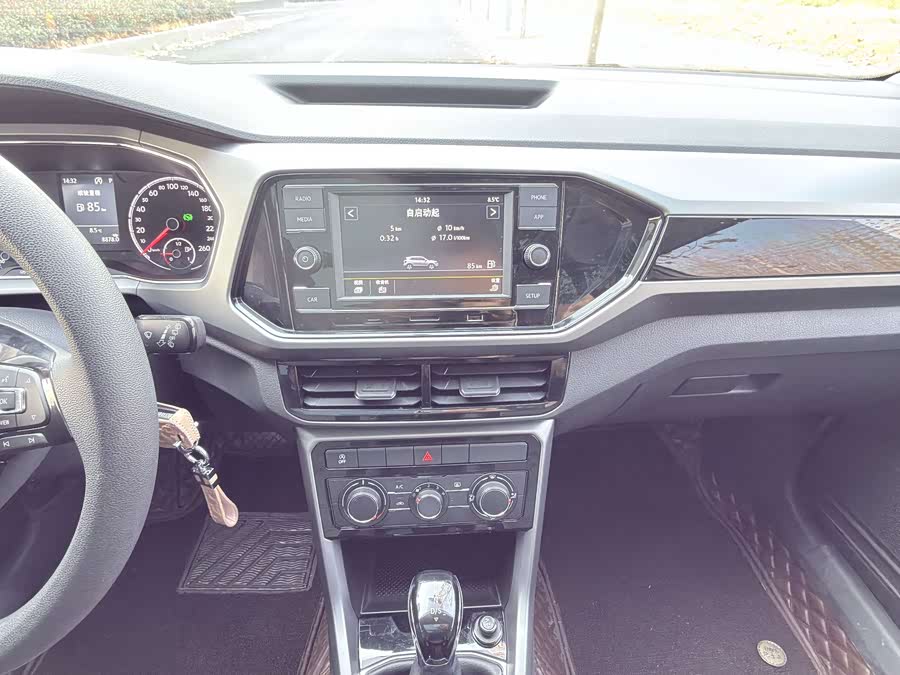 Volkswagen T-Cross 2020 #21 Volkswagen T-Cross 2020 car image #21