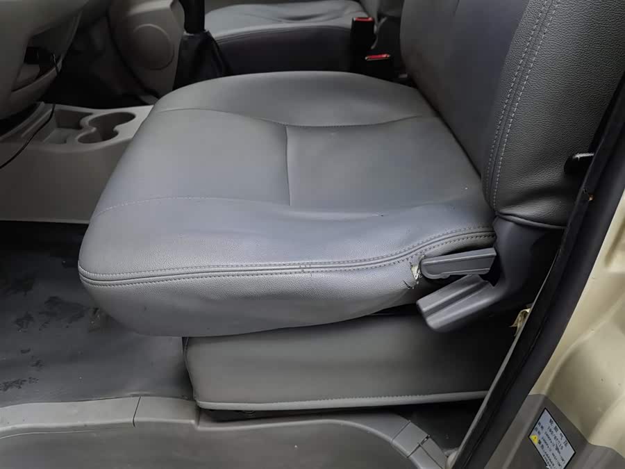 Forthing Lingzhi 2019 #21 Forthing Lingzhi 2019 car image #21