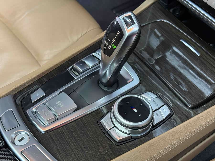 BMW 7 Series 2011 immagine di auto #21