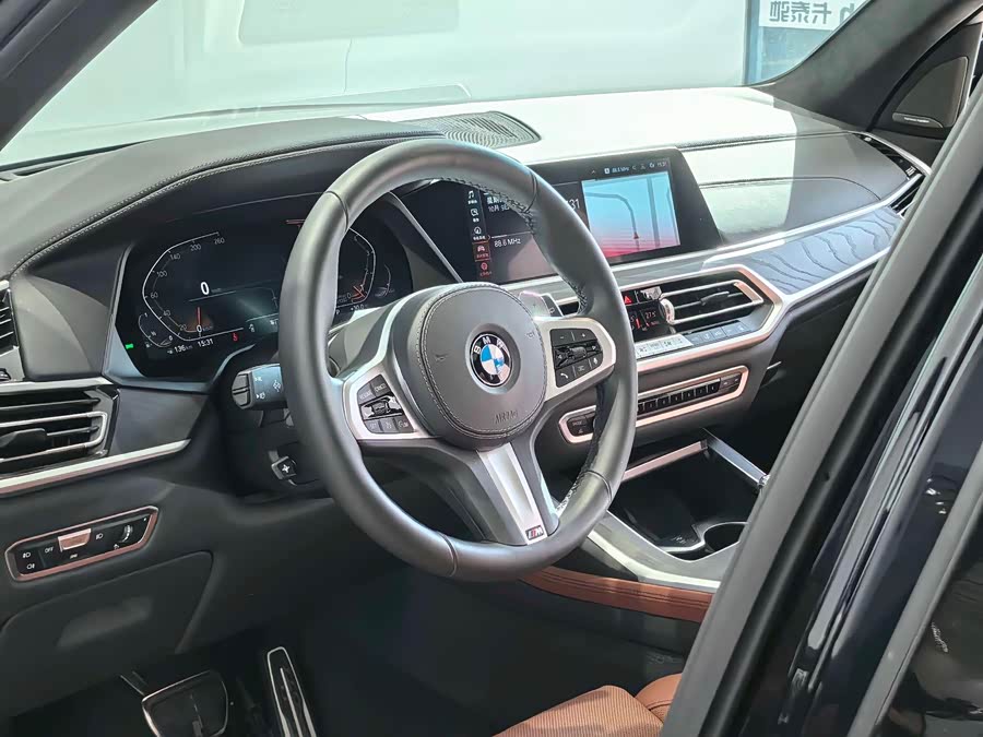 BMW X7 2021 car image #21