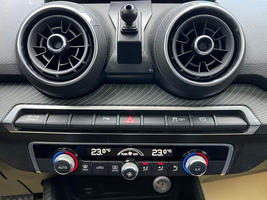 Audi Q2L e-tron 2021 immagine di auto #21