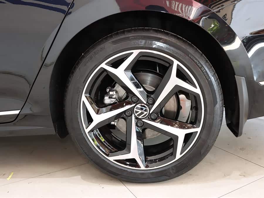 Volkswagen Passat 2025 car image #21
