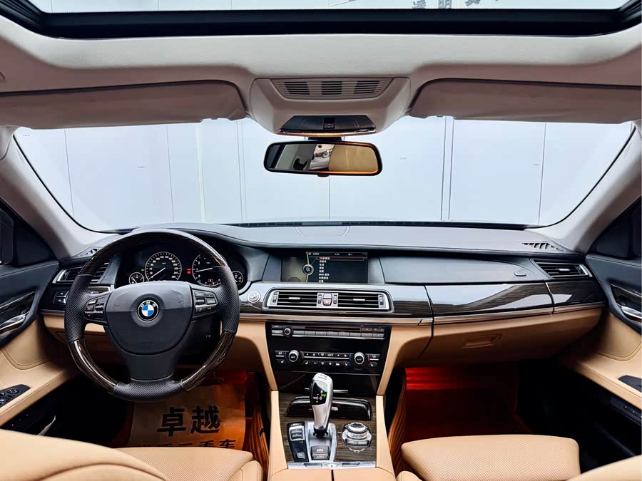 BMW 7 Series 2010 car image #21