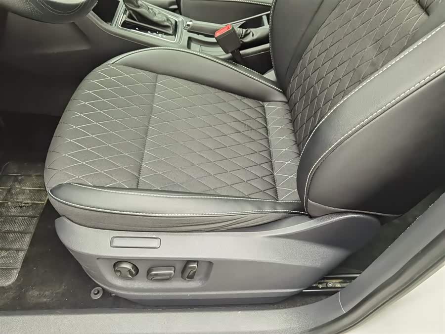 Skoda Karoq 2018 изображение автомобиля #21