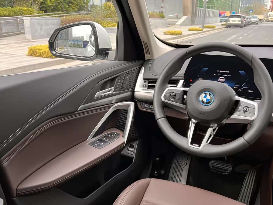 BMW iX1 2025 car image #21