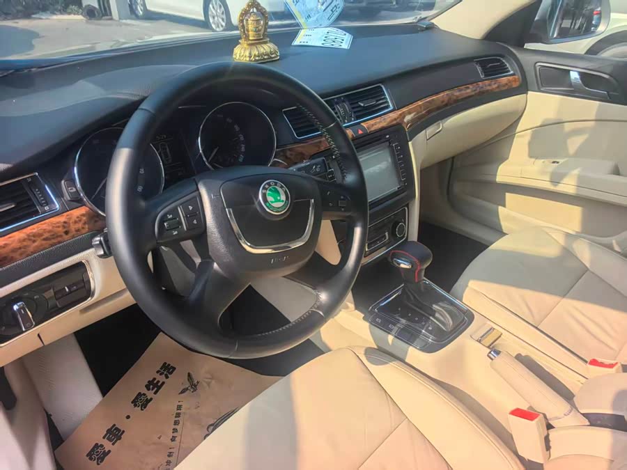 Skoda Superb 2013 car image #21