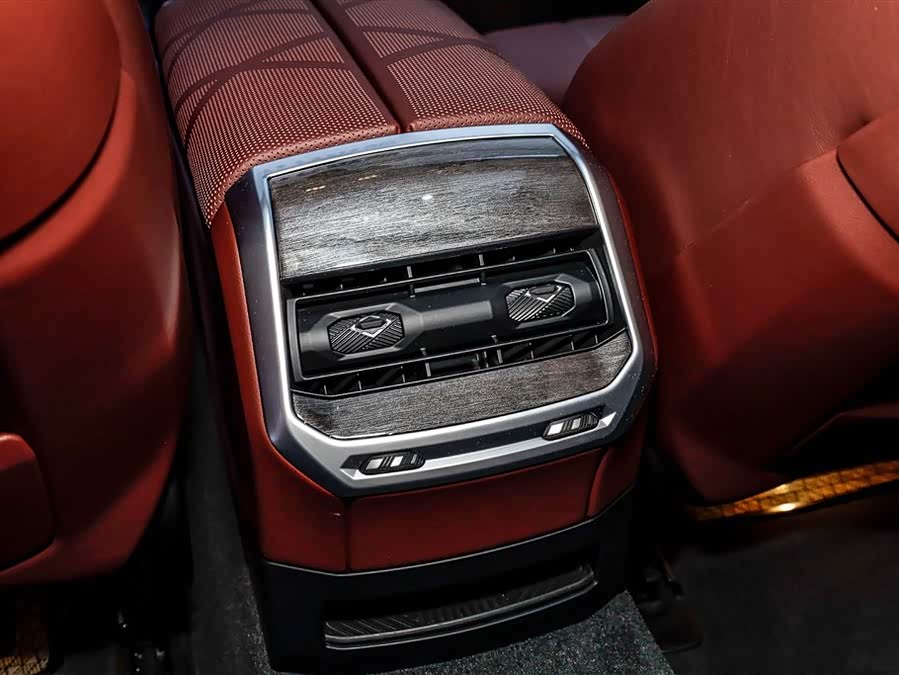 BMW i7 2024 car image #21