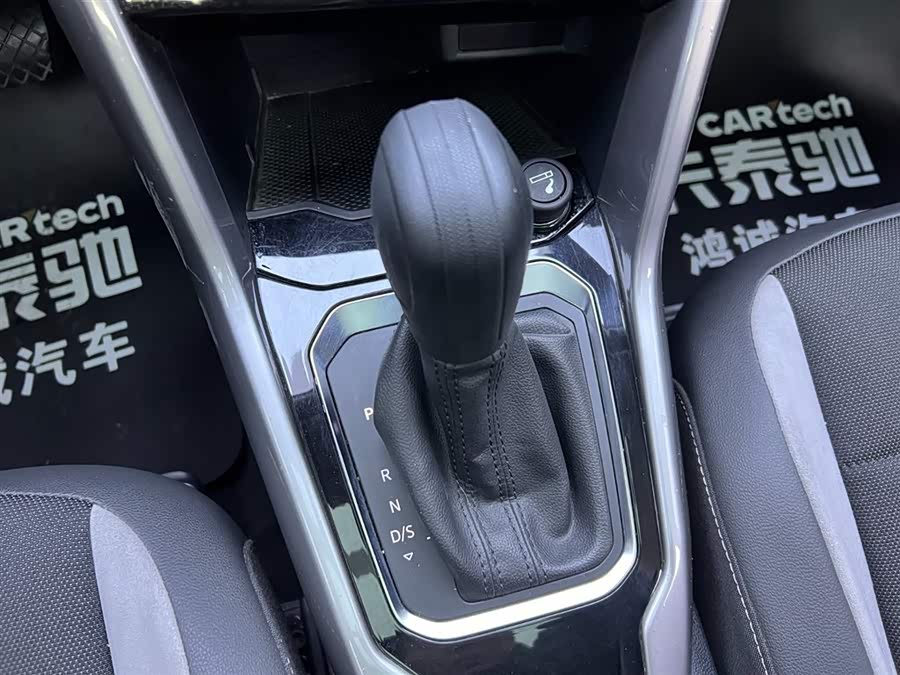 Volkswagen T-Roc 2021 car image #21