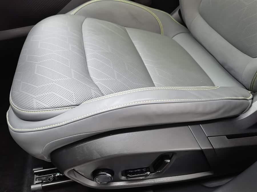 Lynk & Co 08 EM-P 2023 car image #21