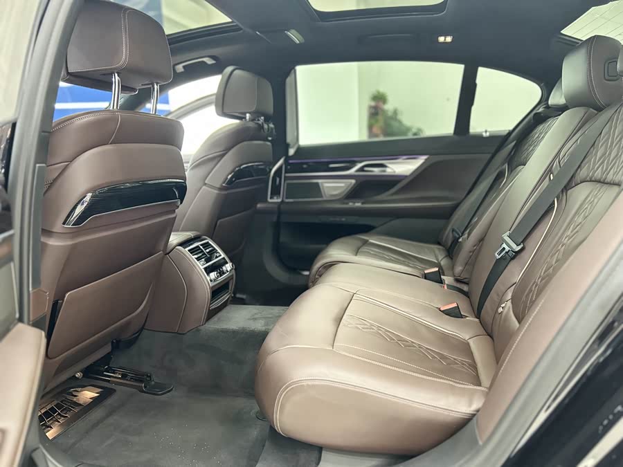 BMW 7 Series 2021 car image #21