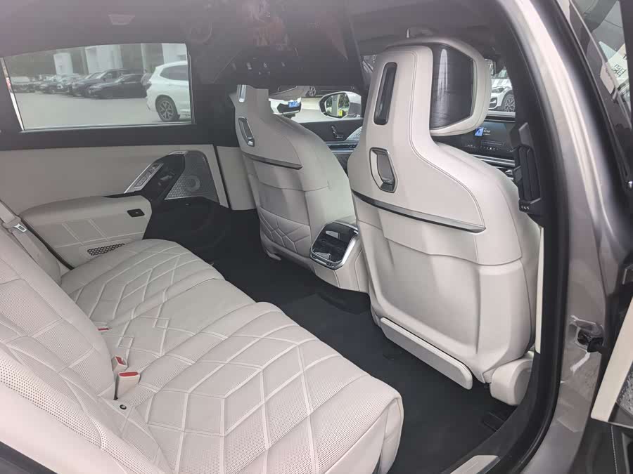 BMW i7 2024 car image #21