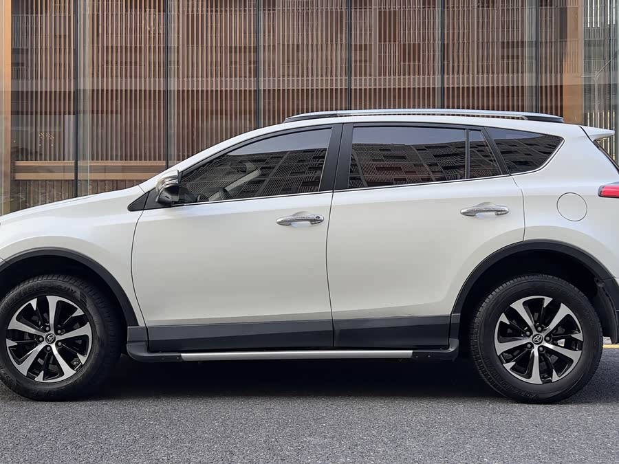 Toyota RAV4 2018 car image #21