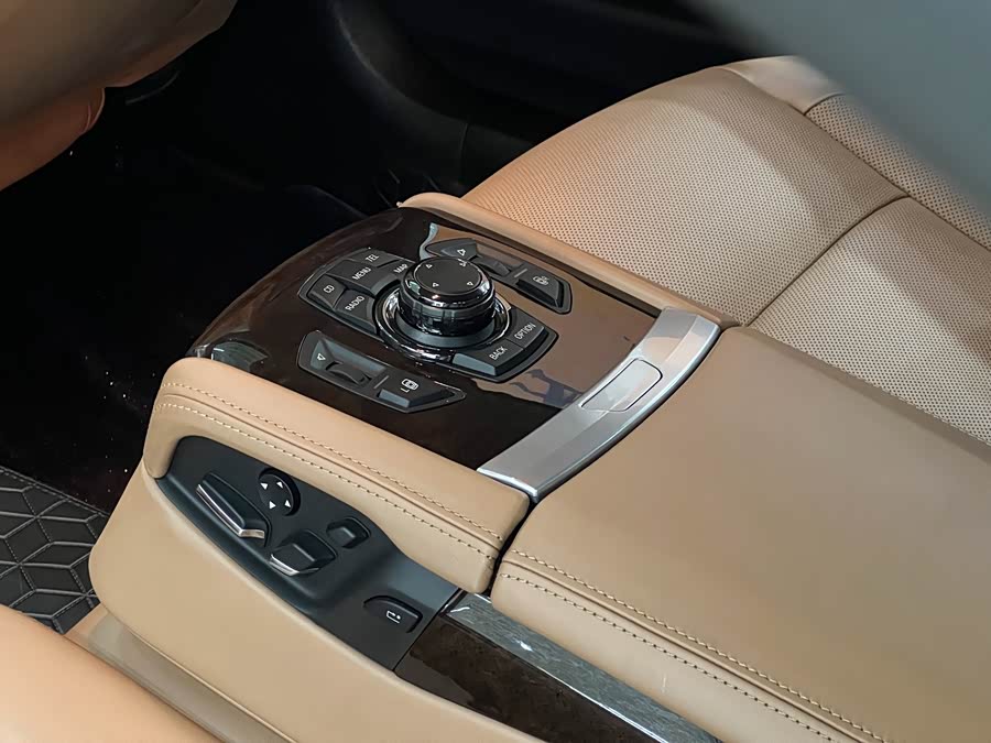 BMW 7 Series 2012 immagine di auto #21