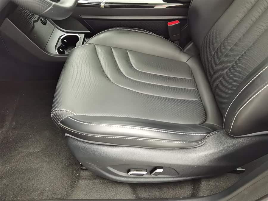 哪吒汽车 哪吒U 2022 #21 哪吒汽车 哪吒U 2022 汽车图片 #21