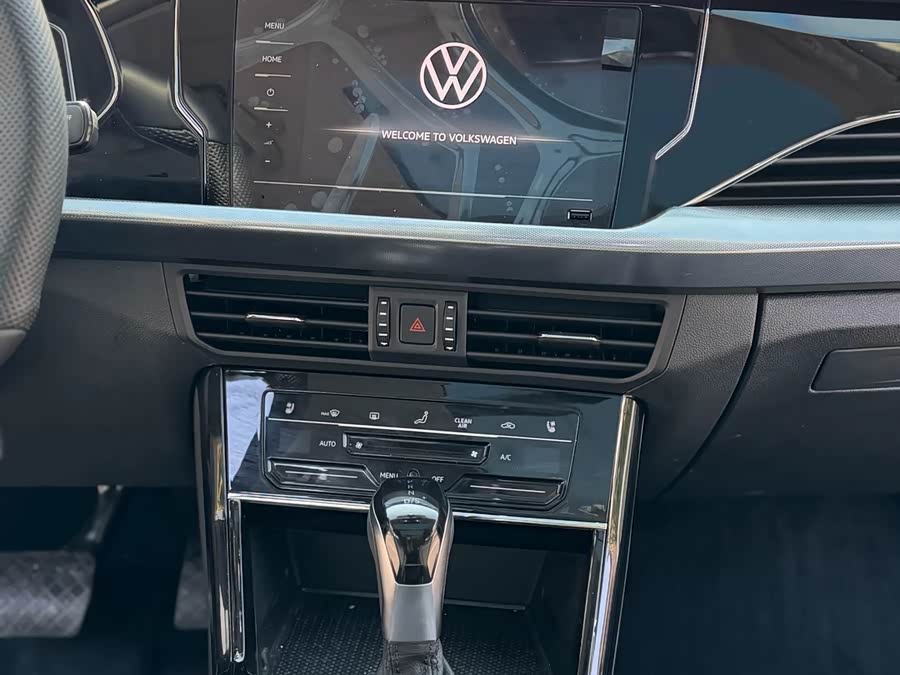 Volkswagen Passat 2025 صورة سيارة #21