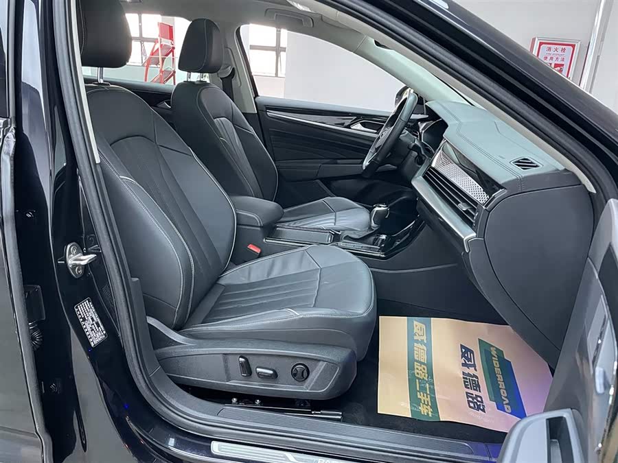 Volkswagen Passat 2023 car image #21