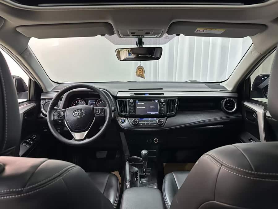 Toyota RAV4 2019 car image #21