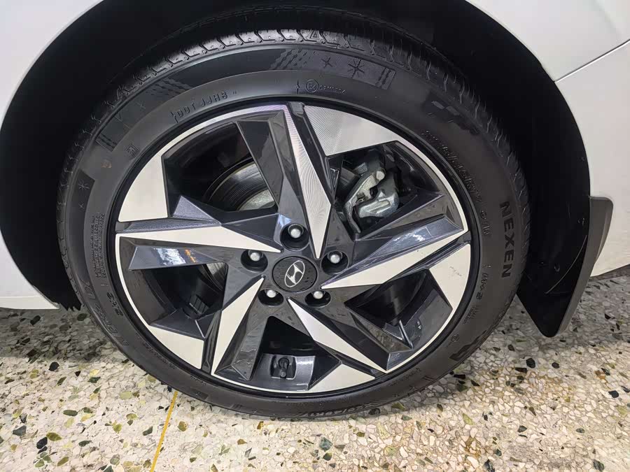 Hyundai Elantra 2023 immagine di auto #21