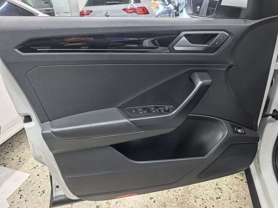Volkswagen T-Roc 2022 car image #21