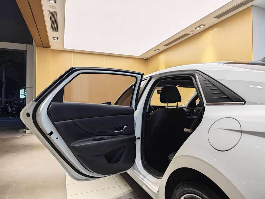 Hyundai Elantra 2023 immagine di auto #21