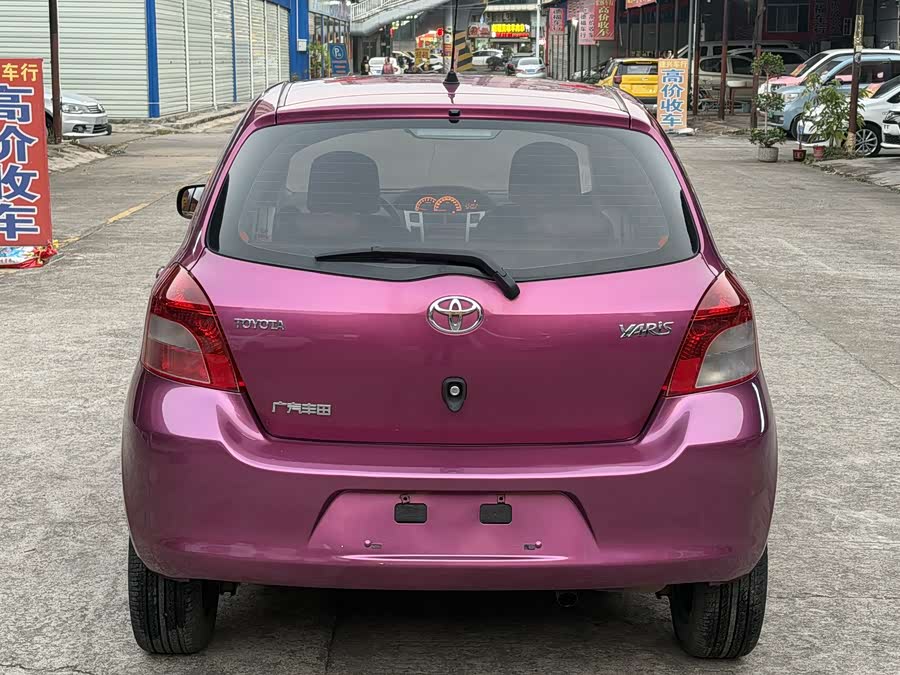 Toyota Yaris 2012 изображение автомобиля #21