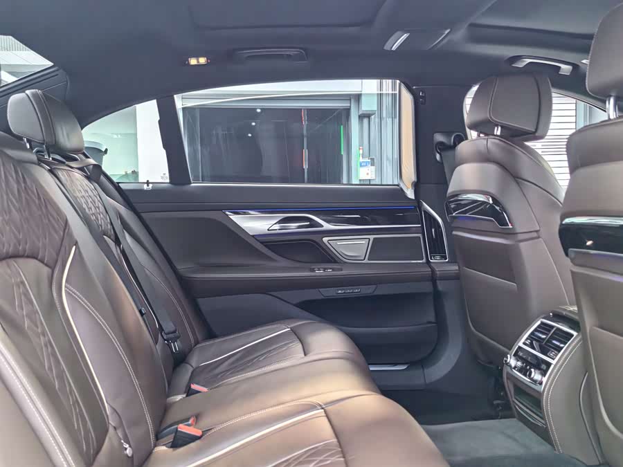BMW 7 Series 2022 car image #21