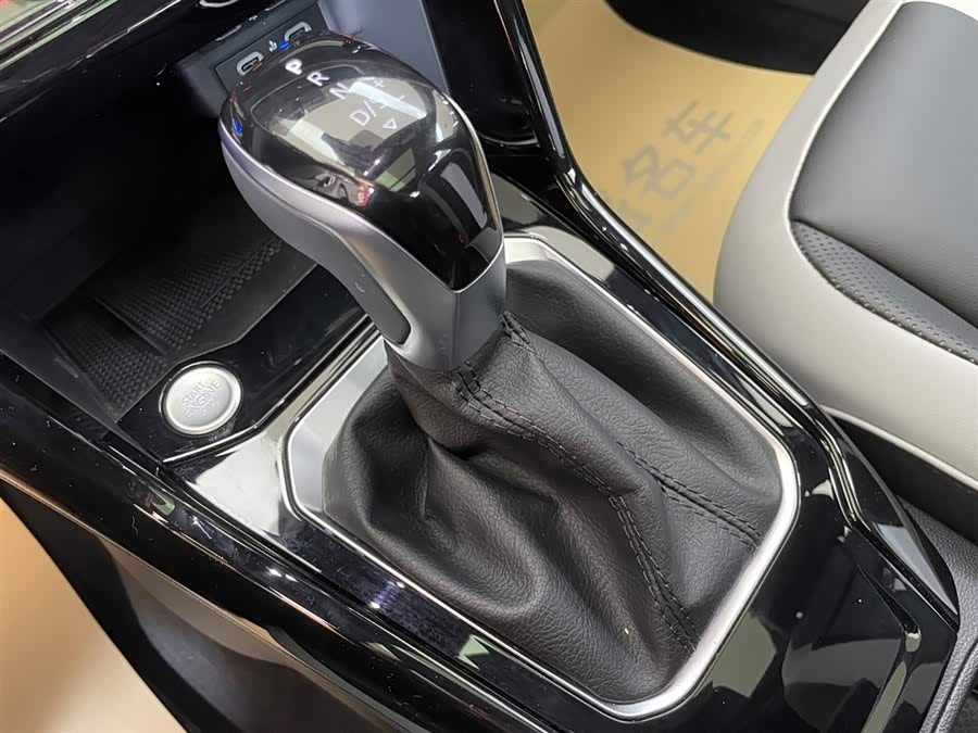 Volkswagen T-Roc 2024 car image #21