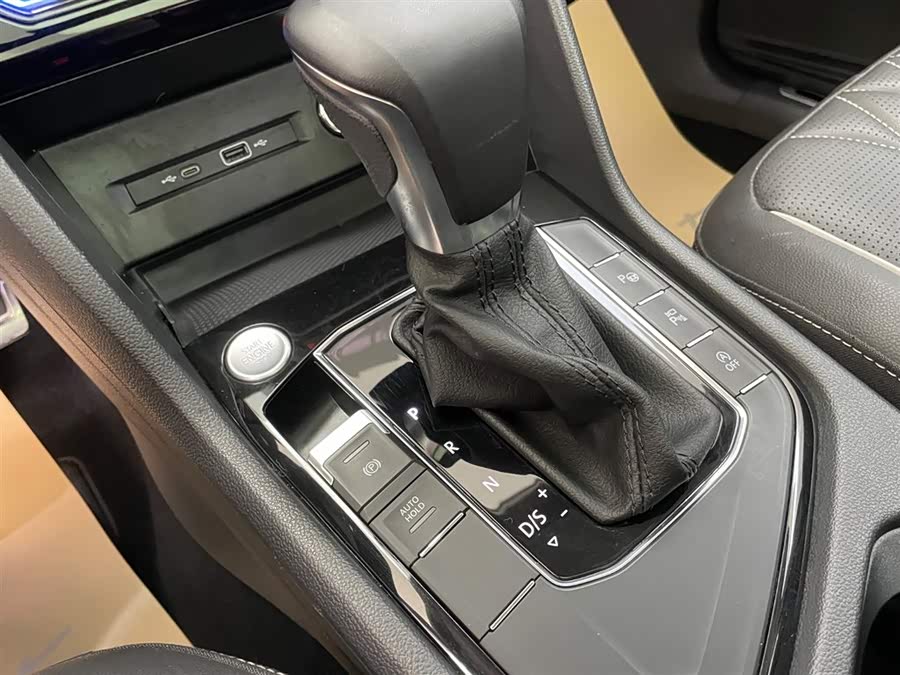 Volkswagen Tiguan L 2022 car image #21