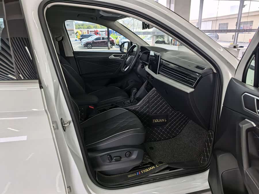 Volkswagen Tiguan L 2022 immagine di auto #21